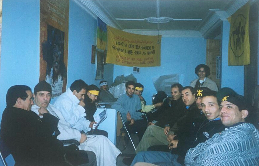 Militants marocains observant une grève de la faim en soutien à la Kabylie lors du Printemps noir de 2001